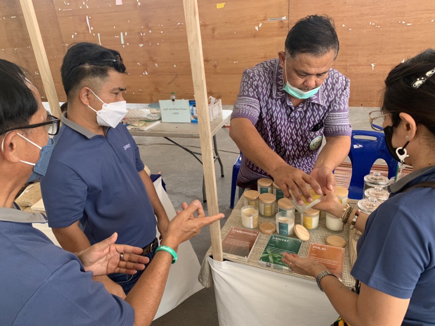 ดีพร้อม เซ็นเตอร์  6 -- ลงพื้นที่ติดตามการดำเนินงานของผู้เชี่ยวชาญ ในกิจกรรมให้คำปรึกษาแนะนำการสร้างมูลค่าเพิ่มผลิตภัณฑ์อุตสาหกรรมสร้างสรรค์ตามแนวทางเศรษฐกิจหมุนเวียน (Creative Value Design in Circular Economy Fashion Lifestyle)