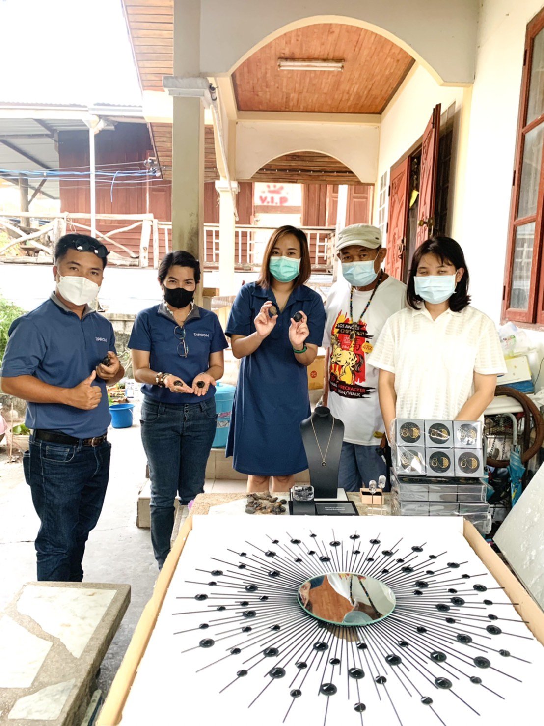 ดีพร้อม เซ็นเตอร์  6 -- ลงพื้นที่ติดตามการดำเนินงานของผู้เชี่ยวชาญ ในกิจกรรมให้คำปรึกษาแนะนำการสร้างมูลค่าเพิ่มผลิตภัณฑ์อุตสาหกรรมสร้างสรรค์ตามแนวทางเศรษฐกิจหมุนเวียน (Creative Value Design in Circular Economy Fashion Lifestyle)