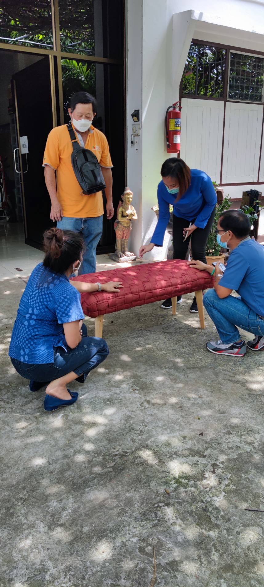 ดีพร้อม เซ็นเตอร์  6 -- ลงพื้นที่ติดตามการดำเนินงานของผู้เชี่ยวชาญ ในกิจกรรมให้คำปรึกษาแนะนำการสร้างมูลค่าเพิ่มผลิตภัณฑ์อุตสาหกรรมสร้างสรรค์ตามแนวทางเศรษฐกิจหมุนเวียน (Creative Value Design in Circular Economy Fashion Lifestyle)